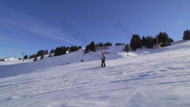 女孩滑雪滑雪山坡上瑞士阿尔卑斯山脉太阳射线耀斑可见